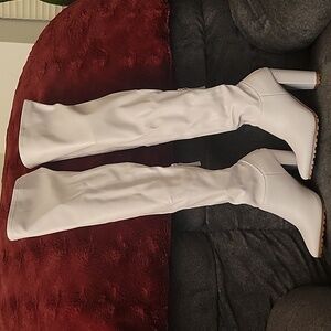 Madden Girl, Light gray boots